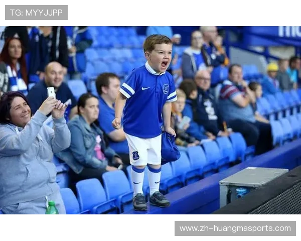 英超俱乐部开放训练日，吸引万名小球迷参与